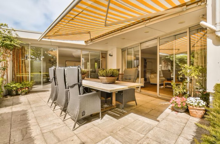 Retractable-Awning